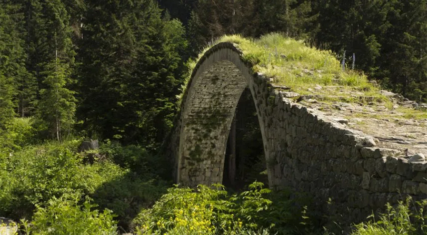 Rize'nin tarihi ortan köprüsü doğal güzelliğiyle göz buğuluyor