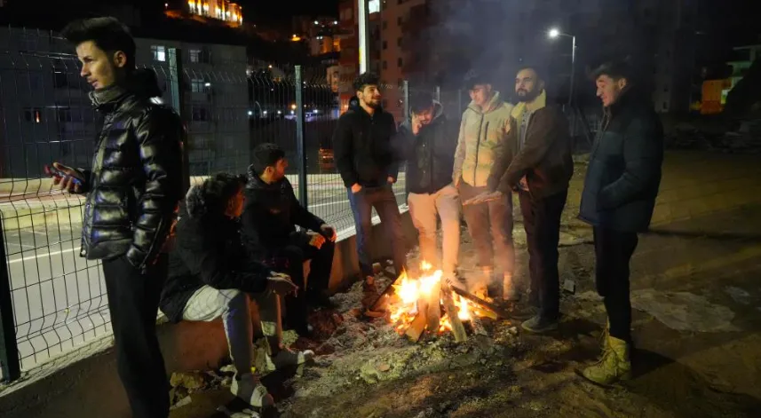  6 Şubat depremlerini yaşayan öğrenciler geceyi ateş başında geçirdi