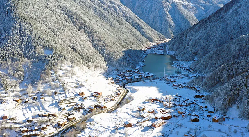 Turizm merkezi Uzungöl karla kaplandı