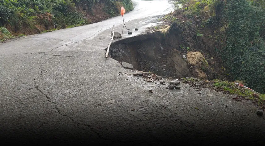 Rize'deki heyelanda köy yolu çöktü