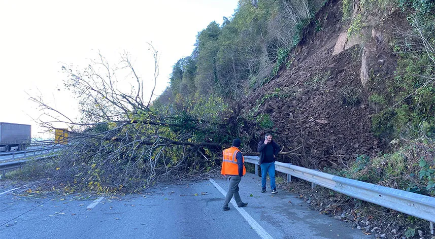 Artvin’de heyelan nedeniyle karayolu ulaşıma kapandı