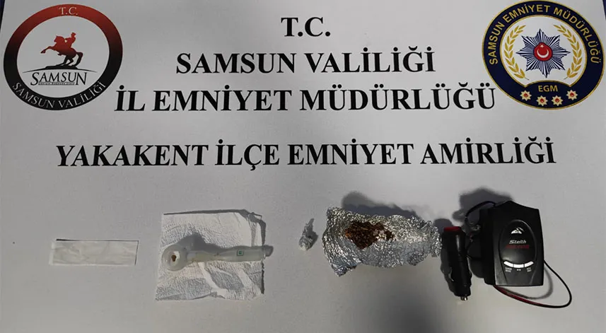 Samsun'da araçlarında uyuşturucuyla yakalanan 2 kişi gözaltına alındı