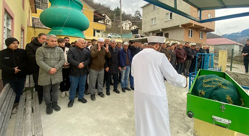 Minibüsün çarptığı kadın 70 metrelik uçuruma yuvarlanarak hayatını kaybetti