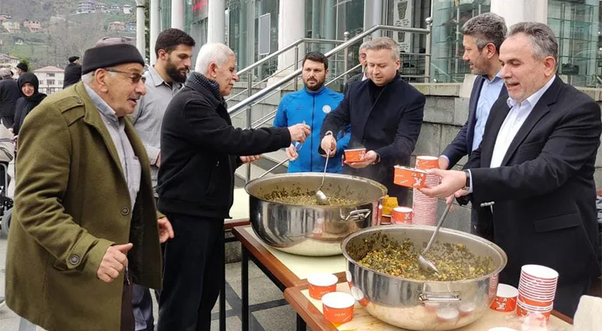 Güneysu'da vatandaşlara karalahana çorbası dağıtıldı