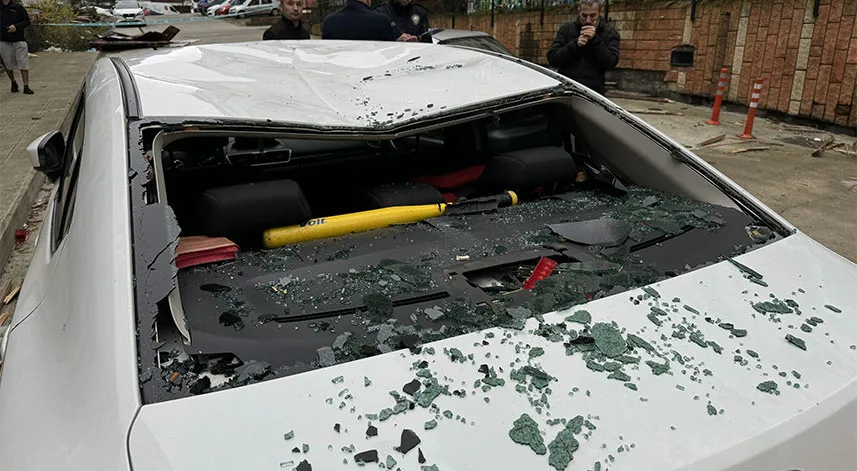 Rize'deki fırtınalarda 13 araç hasar gördü