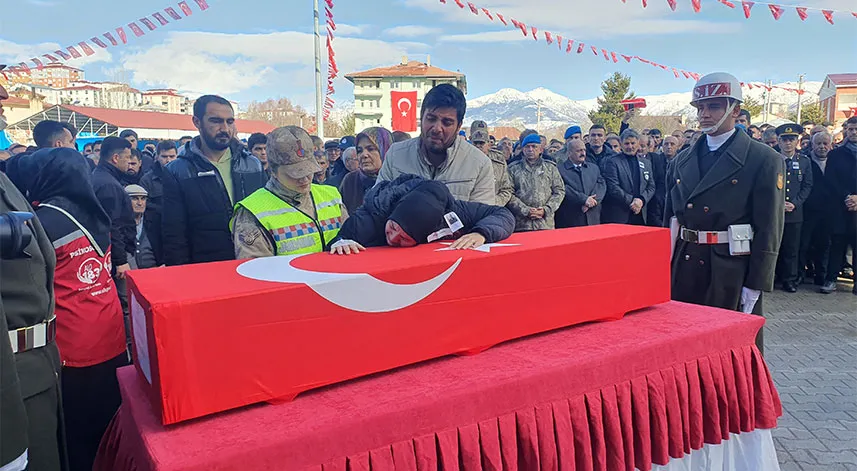 Şehit eşinin tabutuna sarılarak 'Evladımızı göremeden gittin' diyerek ağıtlar yaktı
