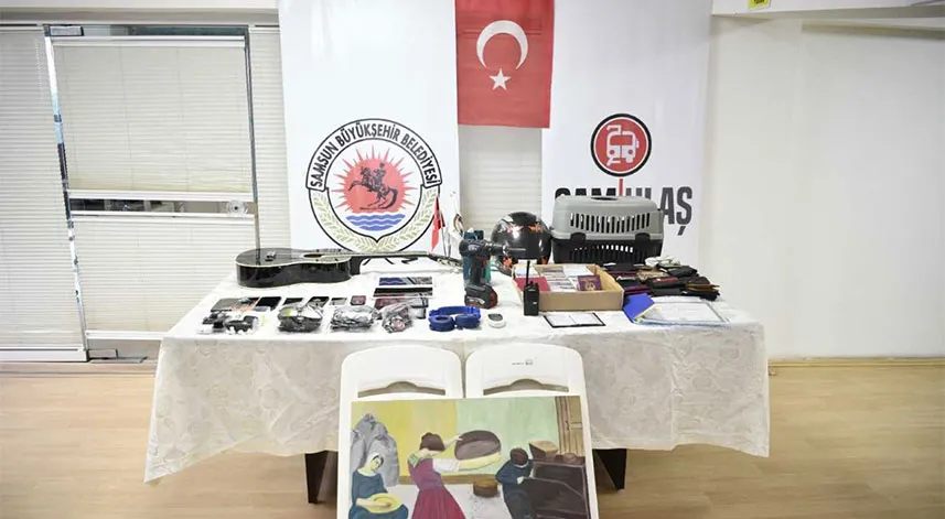 Tramvayda unutulan eşyalar arasında evlilik cüzdanı da diploma da var