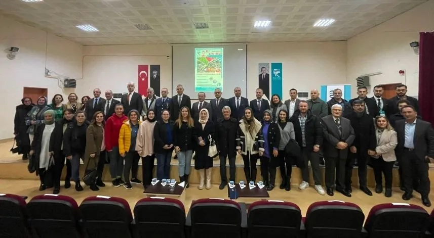 RTEÜ'de 'Türkiye Yüzyılında Rize Tarımı' konferansı düzenlendi