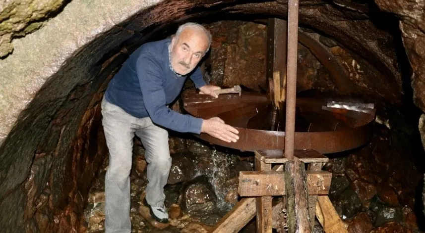 Su değirmeninin çarkını 4 kuşaktır aynı aile döndürüyor