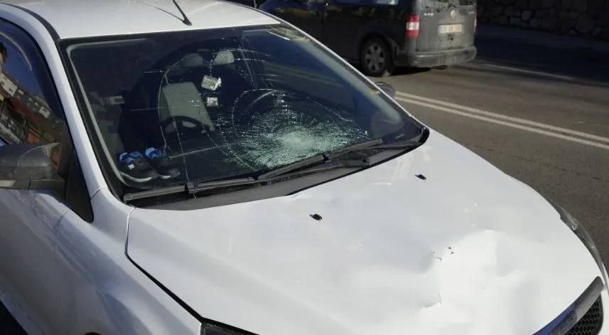 Yolun karşısına geçmeye çalışan üniversite öğrencisine otomobil çarptı