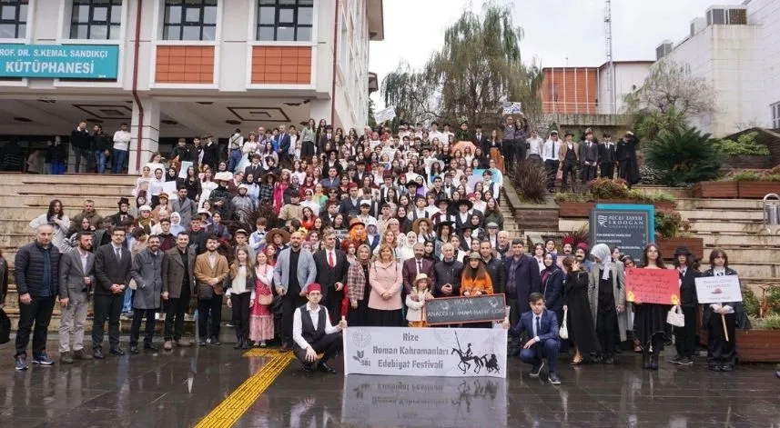 Rize'de öğrenciler sevdikleri roman kahramanlarına dönüştü