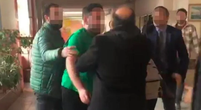 Okulu basan veliler öğretmenleri darp etti