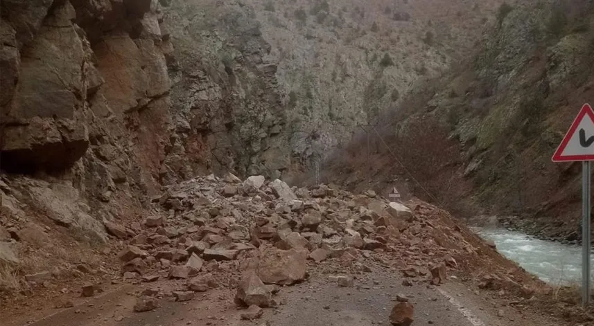 Artvin-Ardahan kara yolunda heyelan