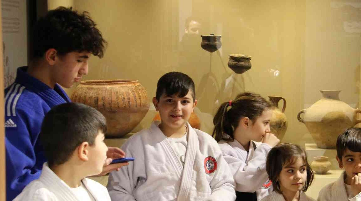 Minik sporculara karne hediyesi