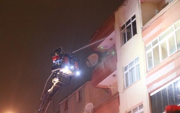 Evde çakmakla oynayan çocuk yangına neden oldu