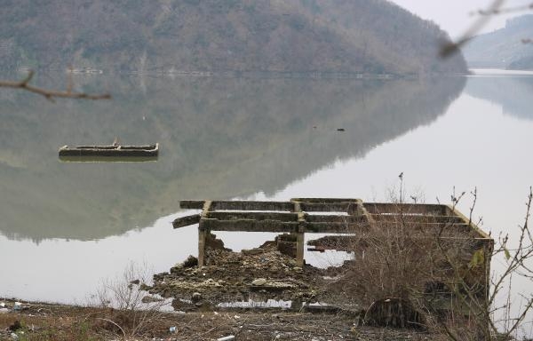 Barajda sular çekilince evler ortaya çıktı