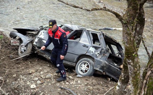 Otomobil, dere yatağına uçtu: 5 yaralı