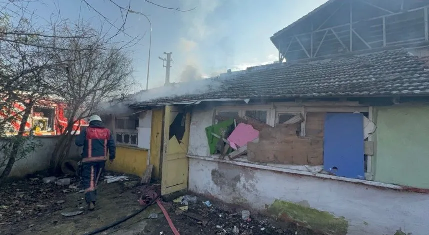 Metruk yapıda çıkan yangın söndürüldü