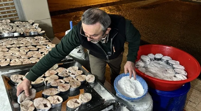 Karadeniz'de avlanan torikler, tuzlanarak kavanozlarda satışa sunuldu