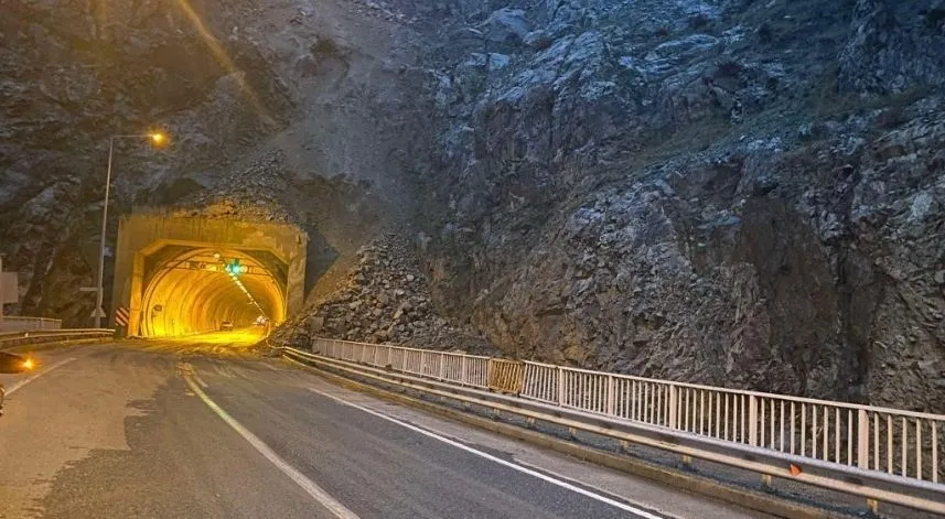 Heyelan nedeniyle kapanan Artvin-Erzurum ve Artvin-Ardahan karayolu ulaşıma açıldı