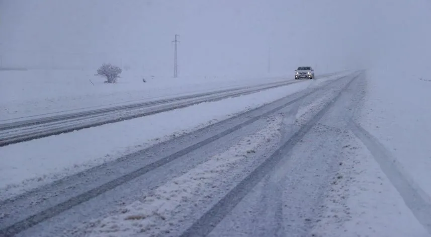 Artvin'de kar ve heyelan nedeniyle 40 köy yolu ulaşıma kapandı