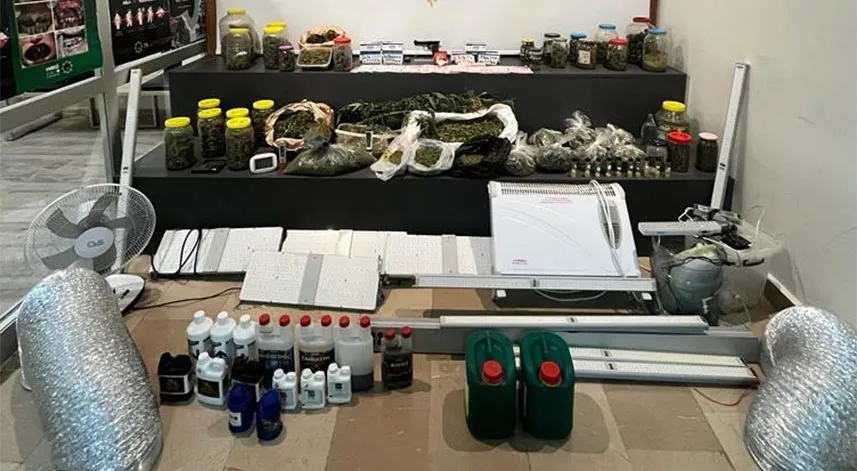 Samsun'da evlerini uyuşturucu imalatına çevirdikleri belirlenen 4 şüpheli yakalandı