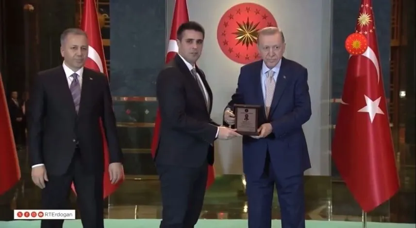 Çayeli Kaymakamı Demirel, ödülünü Cumhurbaşkanı Erdoğan'dan aldı