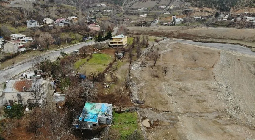 Yıllardır baraja atılan çöpler nedeniyle başları dertte