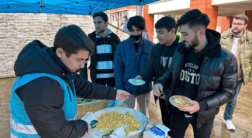 Üniversite öğrencilerine sınavlar öncesi ikramlar yapıldı