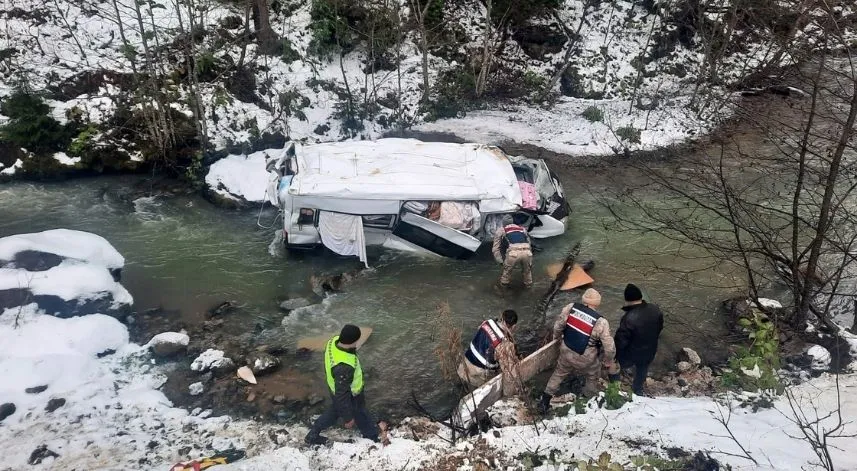 Pazara giden konfeksiyon yüklü minibüs dereye yuvarlandı: 1 yaralı
