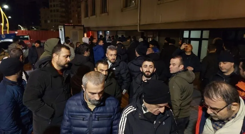 Rize'de işçiler işten çıkarılan arkadaşları için il binasında toplandılar