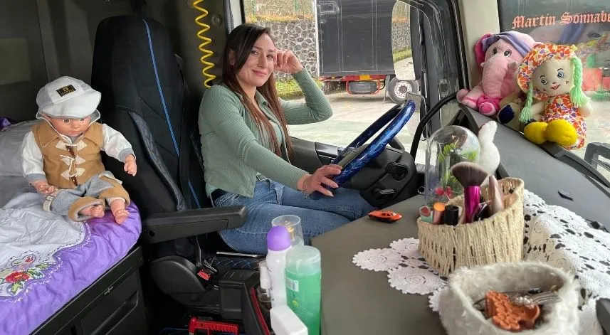 Kafkasların Kraliçesi, tırıyla uluslararası yollarda direksiyon sallıyor