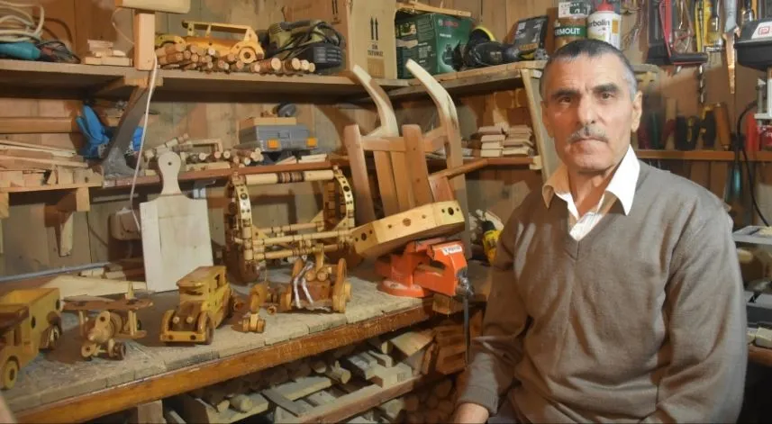 Artvin'de emekli öğretmen ahşap oyuncak üretiyor