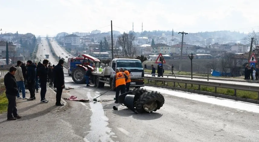 Hafriyat kamyonuyla çarpışan traktörün sürücüsü öldü