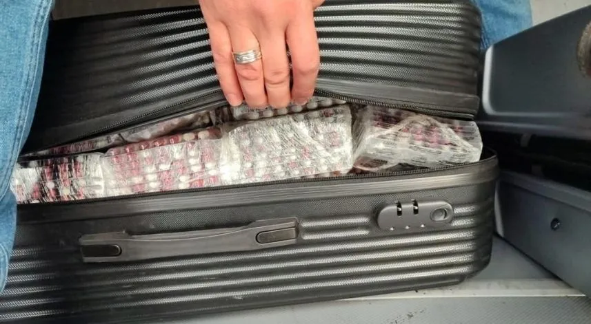 Otogarda bavul içinde uyuşturucu hap ele geçirildi, 3 zanlı yakalandı