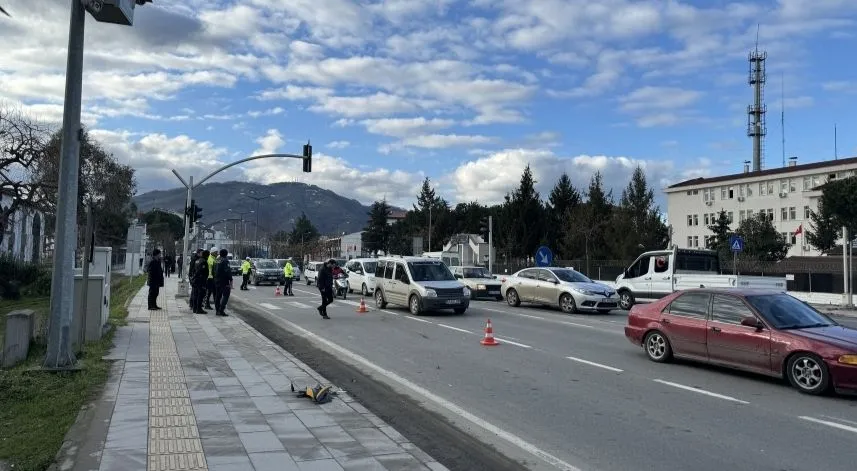 Taksinin çarptığı 2 kadın yaralandı