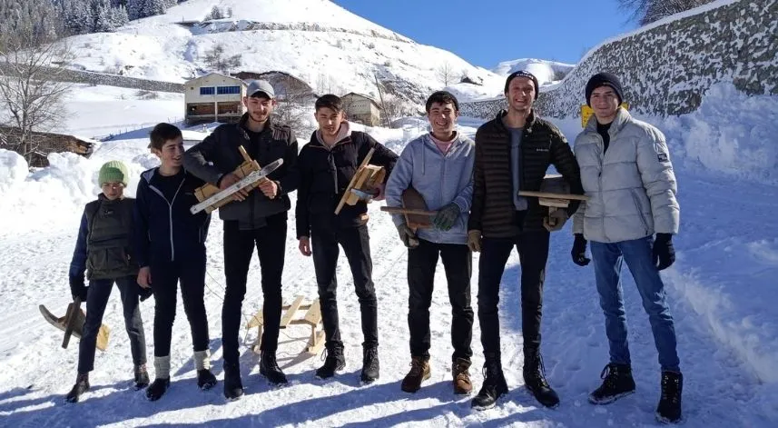 Tatilin keyfini tahta kızaklarla kayarak çıkartıyorlar