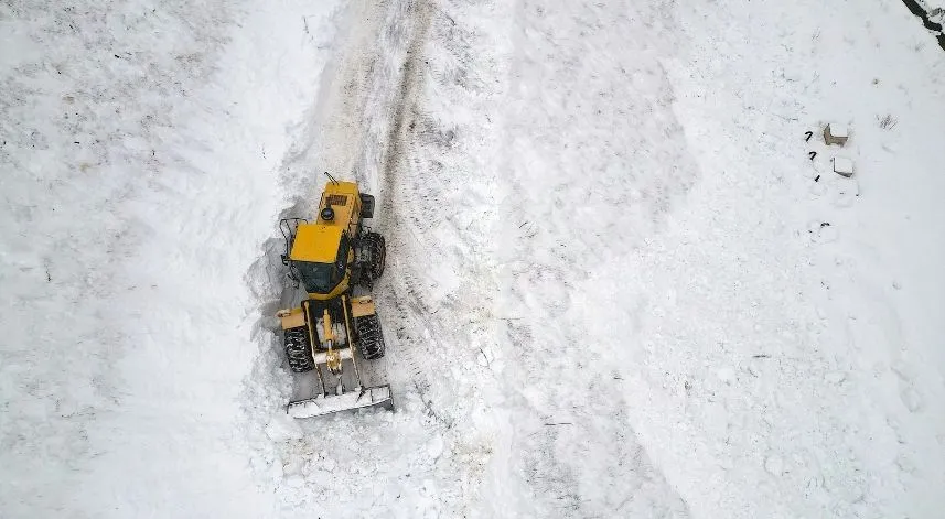 Bayburt'ta çığ düşmesi sonucu kapanan köy yolu ulaşıma açıldı