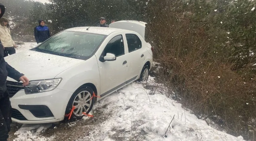 Uçurumun kenarında kalan otomobil belediye ekiplerince kurtarıldı