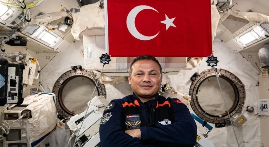 Türkiye'nin ilk astronotu Gezeravcı'dan, uzayda 
