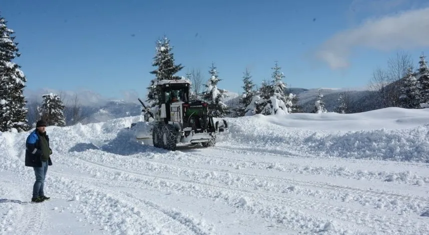 Artvin'de turizm rotalarında karla mücadele çalışması sürüyor