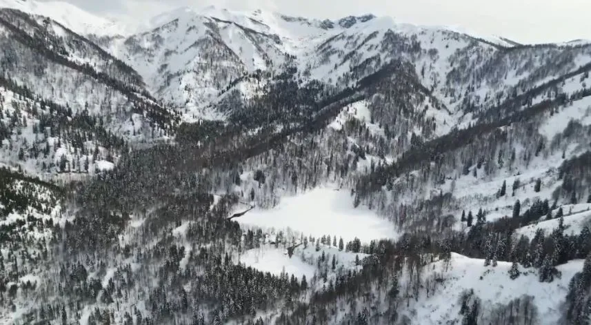 Beyaz örtüyle kaplanan Borçka Karagöl’ün havadan görüntülendi