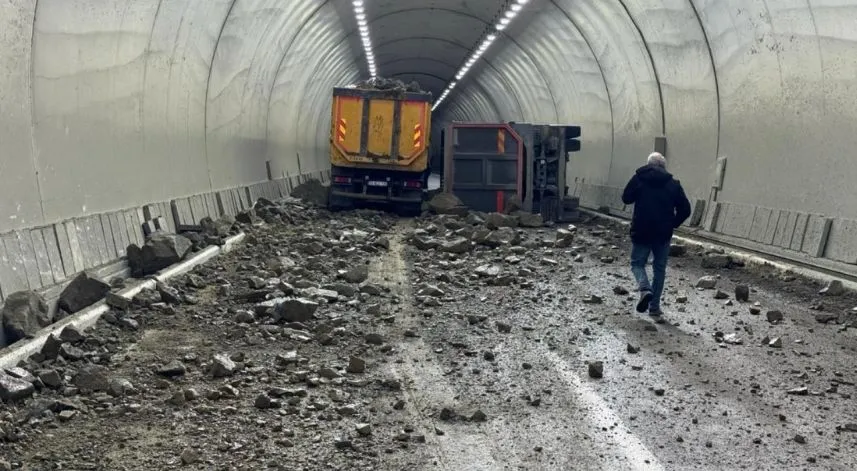 Taş yüklü kamyon devrildi, taşlar yola saçıldı
