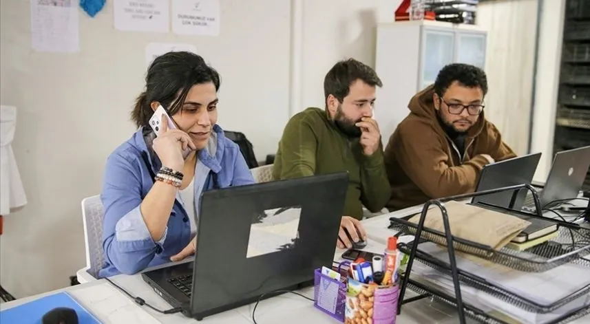 İki çocuk annesi kadın kendi gibi depremzedelere yardım ederek  yaraları sarıyor