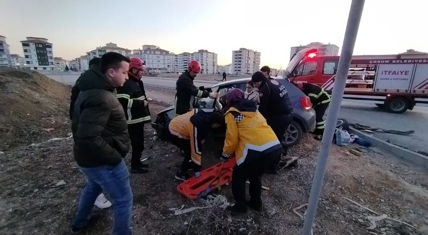 Çorum'da otomobil ile taksinin çarpıştığı kazada 3 kişi yaralandı