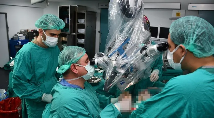 40 günlük Gürcü bebeğin gözündeki tümör Trabzon'da başarıyla alındı