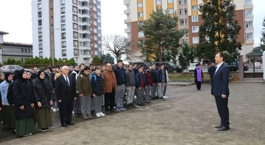 Of'taki okullarda depremzedeler için saygı duruşunda bulunuldu