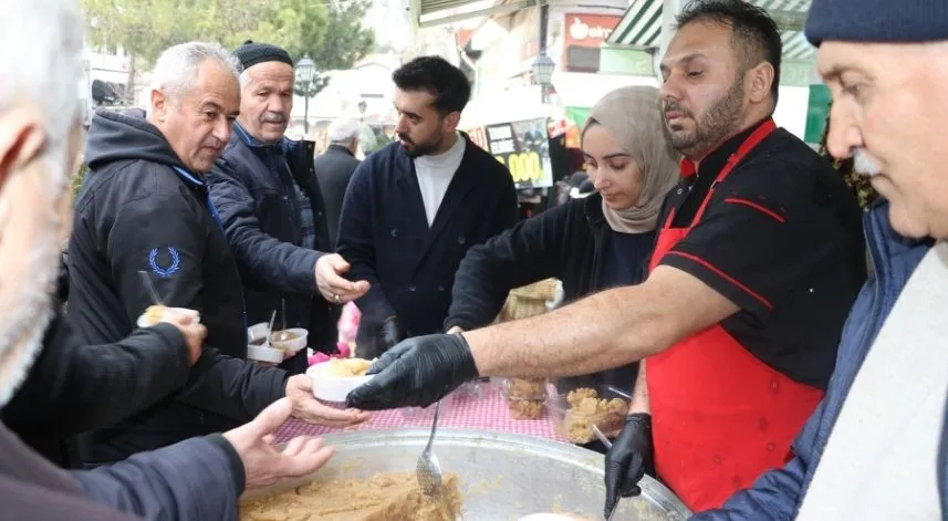 Amasyalı esnaf depremlerde hayatını kaybedenler için helva dağıttı