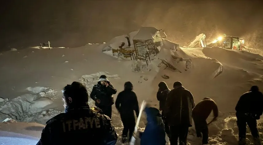 İş makinesinin üzerine çığ düşmesi sonucu operatör öldü