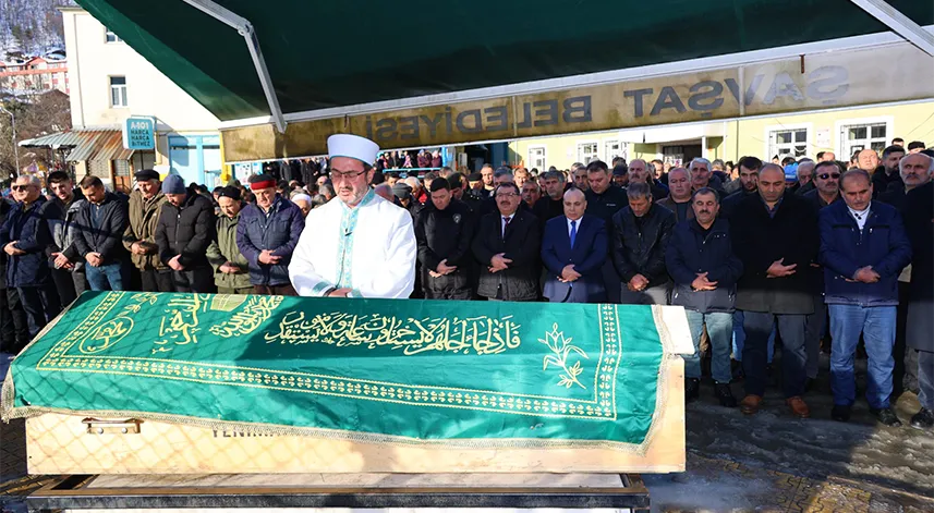 Çığ altında kalan iş makinesi operatörünün cenazesi defnedildi